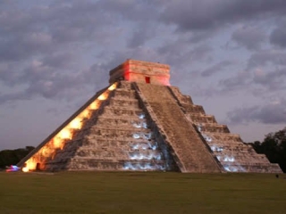 Piramidi Maya 